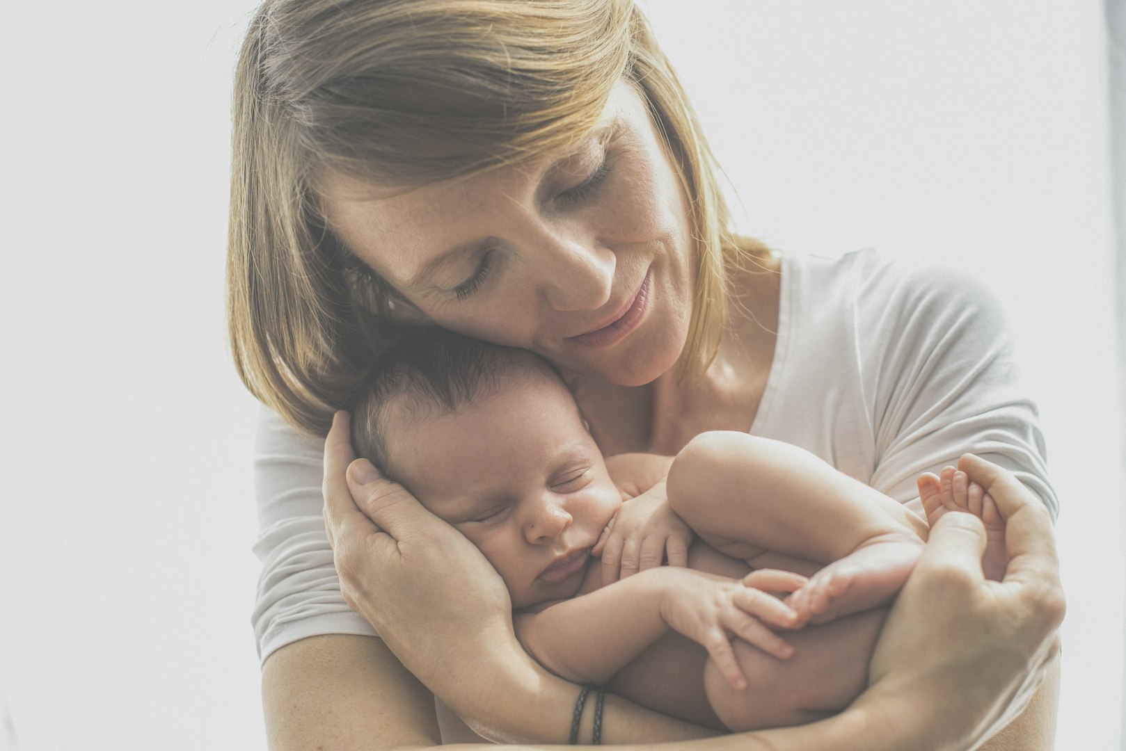 Za mamico, dojenčka in malčka. BabyBowen ali Bownova terapija za dojenčke. MNRI iz Nevrotaktilne integracije. Paket, ki mamicam ob naših protibolečinskih in antistresnih programih omogoča še dodatne storitve: priprava medenice na porod, sproščanje brazgotine po carskem rezu, uravnovešanje medeničnega dna po porodu in sicer, vzpostavljanje hormonskega ravnovesja.  Obravnava dojenčkov vključuje lajšanje krčev/kolik in polivanja/refluksa ter se posveča razvojnim težavam kot so motnje mišičnega tonusa in gibalne težave, stanja po travmatičnih porodih ali bivanju v inkubatorju. Ponujamo terapije za otroke z zaprtjem, cerebralno paralizo in podobnimi stanji, vključno z obravnavo močenja postelje.